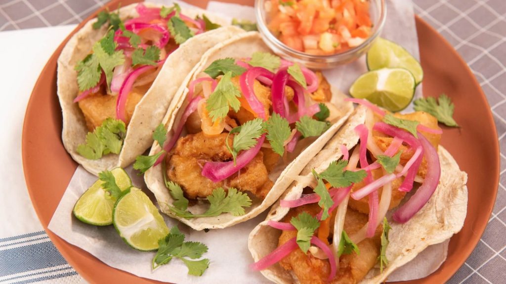 Ein köstlicher Teller Fisch-Tacos mit knusprigem Fisch, frischen Belägen und Tortillas.