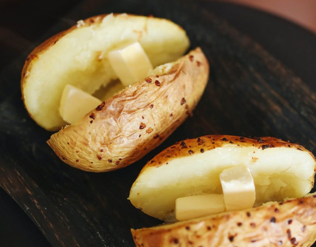 Ein köstliches Bild einer perfekt gebackenen Kartoffel mit einer knusprigen Außenseite.